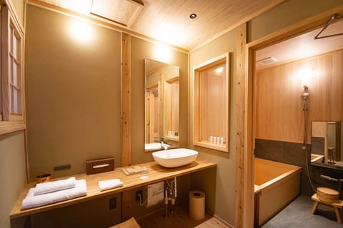 Grand Twin Room | Bathroom | Separate tub and shower, free toiletries, hair dryer, slippers