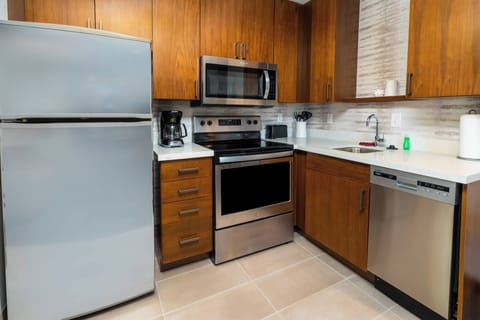 Full-size fridge, microwave, stovetop, dishwasher