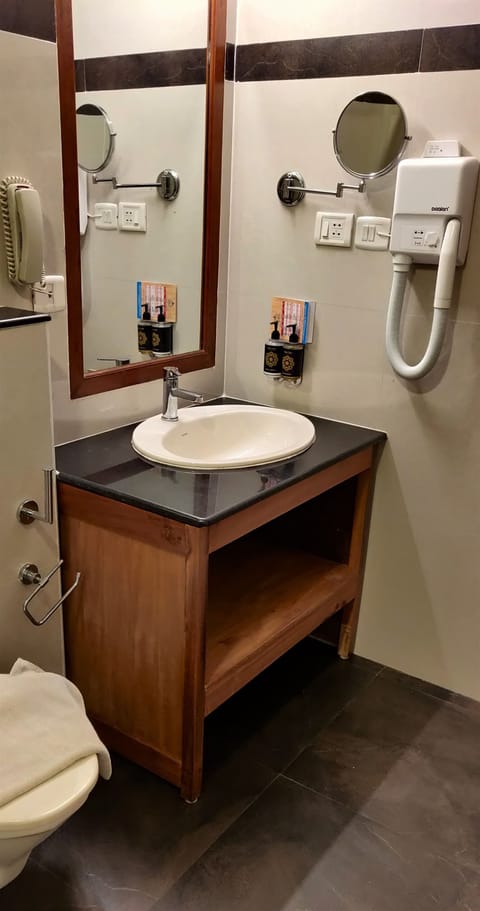 Garden View Deluxe Room | Bathroom | Shower, towels