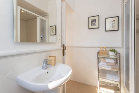 Standard Double Room | Bathroom | Free toiletries, hair dryer, towels