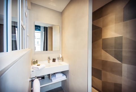 Standard Villa | Bathroom | Rainfall showerhead, free toiletries, hair dryer, towels