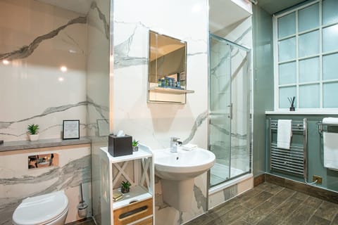 Junior Suite (Basement) | Bathroom | Free toiletries, hair dryer, towels, soap