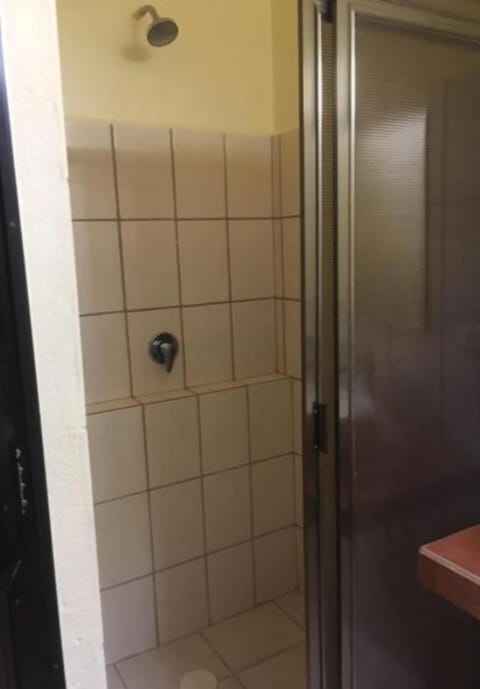 Standard Single Room | Bathroom | Shower, rainfall showerhead, free toiletries, towels