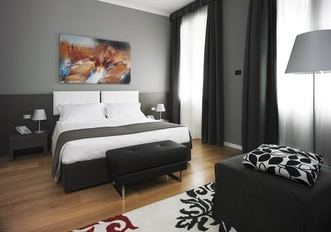 Executive Suite | Down comforters, minibar, in-room safe, desk