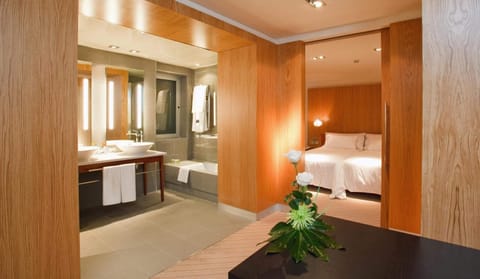 Suite | Minibar, in-room safe, desk, soundproofing