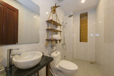 Basic Double Room | Bathroom | Bathtub, hair dryer, slippers, bidet