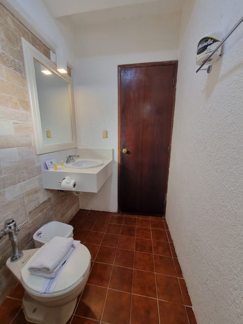 Standard Room, 1 Bedroom, Non Smoking | Bathroom | Shower, hair dryer, bathrobes, towels