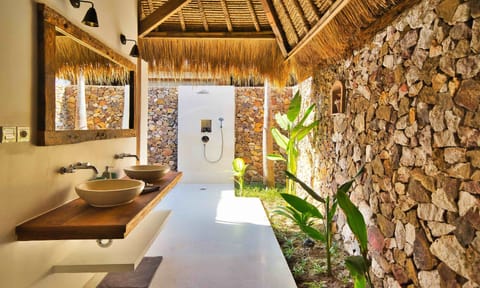 Deluxe Beachfront Bungalow | Bathroom | Shower, free toiletries, hair dryer, towels