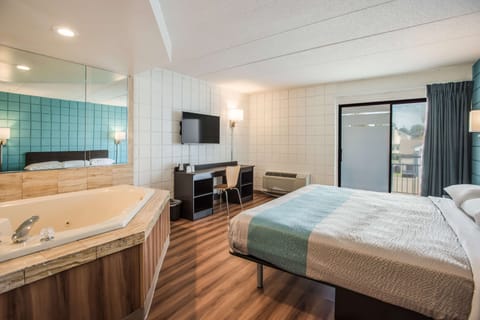 Deluxe Room, 1 King Bed, Non Smoking, Hot Tub | Deep soaking bathtub