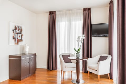 Superior Double Room | 1 bedroom, in-room safe, blackout drapes, soundproofing