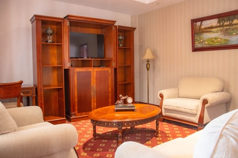 Junior Suite | Minibar, in-room safe, individually decorated, desk