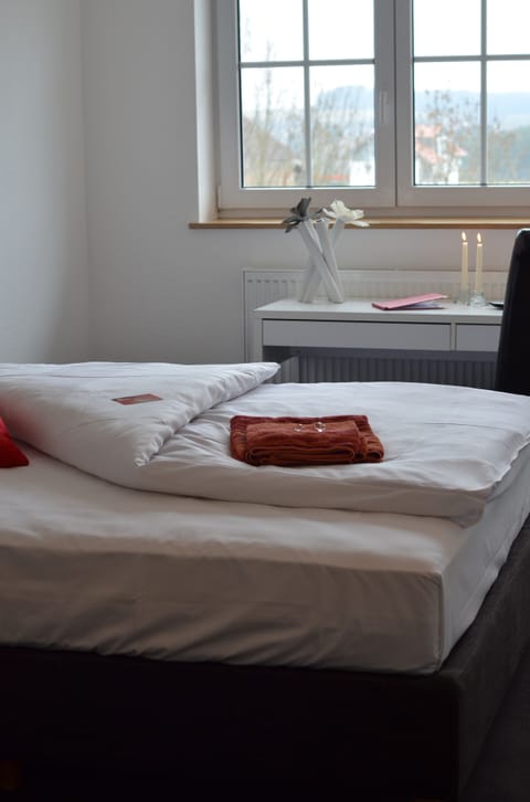 Business Single Room | Premium bedding, individually decorated, desk, laptop workspace