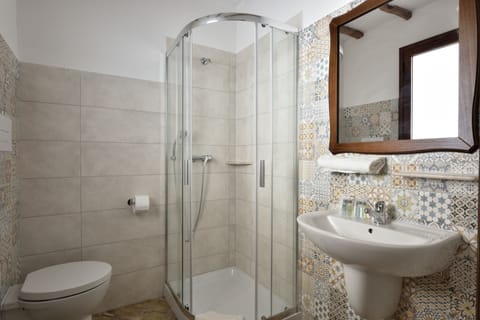 Standard Room | Bathroom | Shower, free toiletries, hair dryer, towels