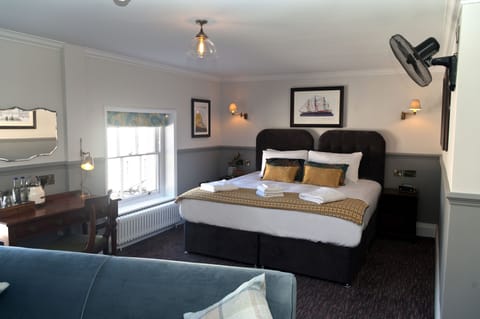 Deluxe Room, 1 King Bed | Premium bedding, individually decorated, individually furnished, desk