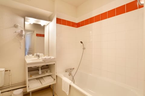 Combined shower/tub, free toiletries, hair dryer