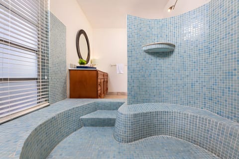 Royale Deluxe Sea View Suite | Bathroom | Shower, free toiletries, hair dryer, towels