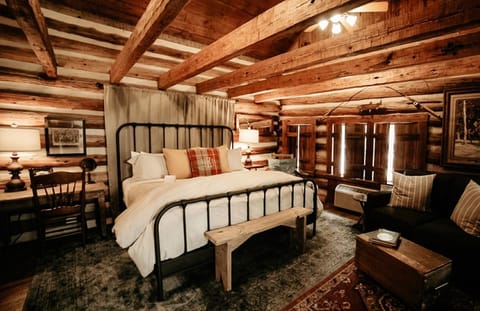 Waco Cabin | Premium bedding, iron/ironing board, rollaway beds, free WiFi