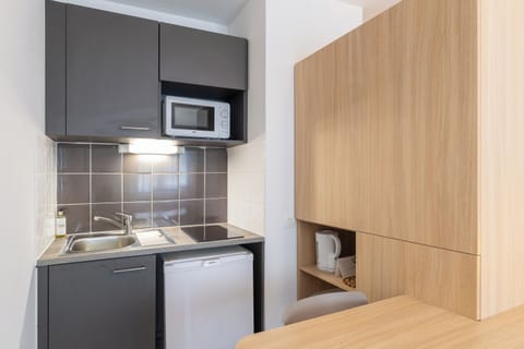 Superior Studio, 1 Double or 2 Twin Beds | Private kitchen | Fridge, microwave, stovetop, electric kettle