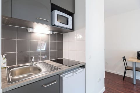 Superior Apartment, 1 Bedroom | Private kitchen | Fridge, microwave, stovetop, electric kettle