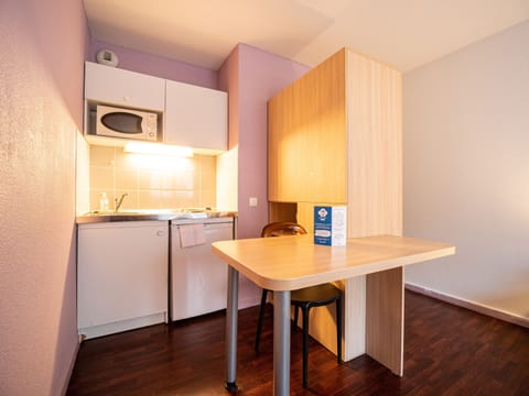 Studio, 1 Double or 2 Twin Beds | Private kitchen | Fridge, microwave, stovetop, electric kettle