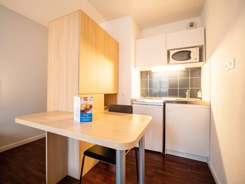 Studio, 1 Double or 2 Twin Beds | Private kitchen | Fridge, microwave, stovetop, electric kettle