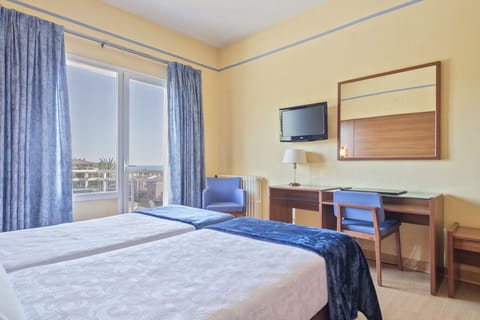 Double Room, with Balcony and Bathtub, Partial Sea View | In-room safe, desk, soundproofing, free cribs/infant beds