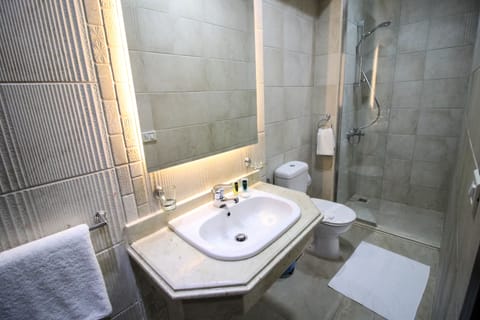 Family Room, 2 Bedrooms, Connecting Rooms | Bathroom | Rainfall showerhead, free toiletries, hair dryer, towels