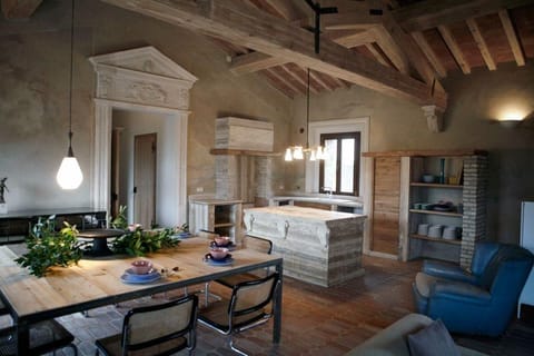 TUSCANY FOREVER RESIDENCE VILLA V VOLTERRA FIRST FLOOR APARTMENT
3 BEDROOMS, 2 BATHROOMS