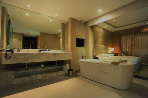 Studio Suite (Diplomat) | Bathroom | Combined shower/tub, deep soaking tub, rainfall showerhead