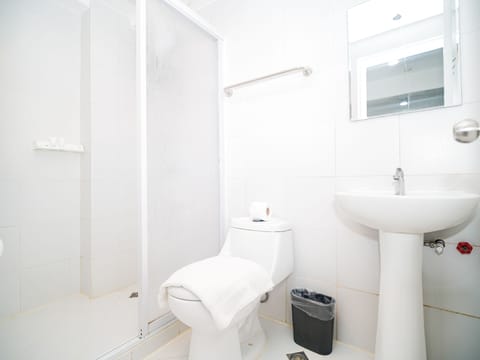 Family Deluxe Room | Bathroom | Shower, rainfall showerhead, free toiletries, hair dryer