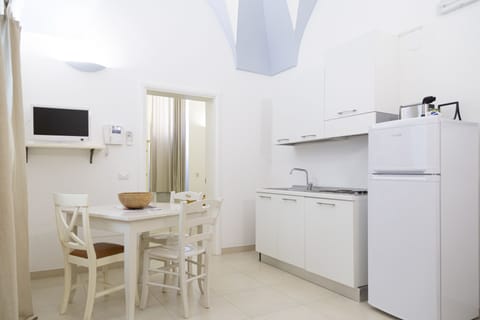 Apartment, 2 Bedrooms | Private kitchen | Electric kettle, cookware/dishes/utensils