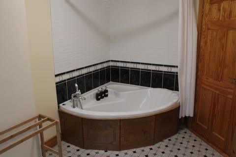 Twin Room, Mountain View (CLONMANY) | Bathroom | Free toiletries, hair dryer, towels