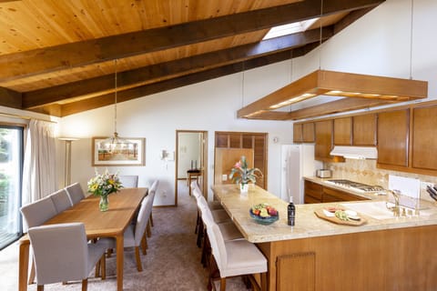 Family Room Dining area - Seats 10 plus 4 Bar Stools, Frig has ice maker