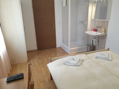 Double Room, Shared Bathroom | Free WiFi