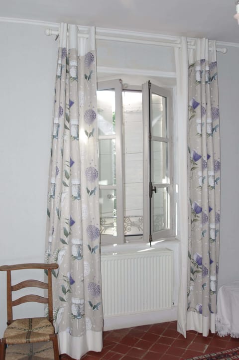 Double Room (Grand mère) | Individually decorated, individually furnished, iron/ironing board