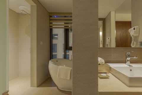 Apartment 2 Bedrooms with Ocean View | Bathroom | Rainfall showerhead, free toiletries, hair dryer, bathrobes