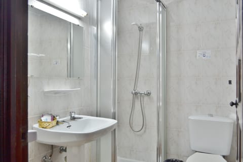 Triple Room | Bathroom | Free toiletries, hair dryer, towels