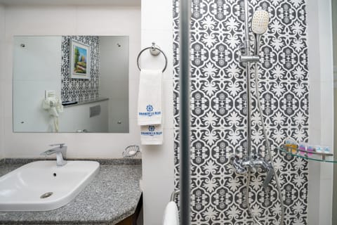 Super Deluxe Room | Bathroom | Rainfall showerhead, bidet, towels, toilet paper