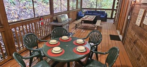 It’s Family Time !
Great gathering deck to enjoy a bbq with family & friends