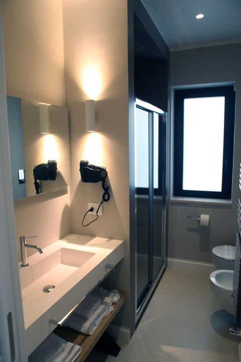 Comfort Triple Room | Bathroom | Shower, rainfall showerhead, free toiletries, hair dryer