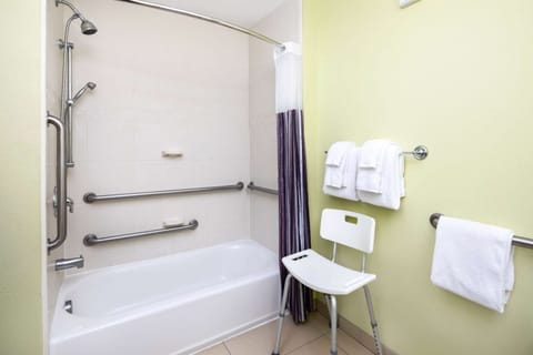 Combined shower/tub, free toiletries, hair dryer, towels