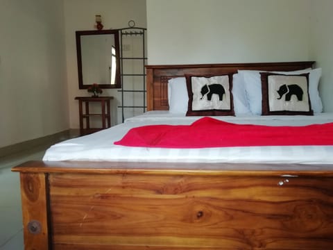 Standard Room, 1 Double Bed | Laptop workspace, free WiFi