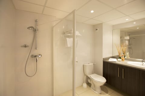 Family Suite | Bathroom | Shower, hair dryer, towels