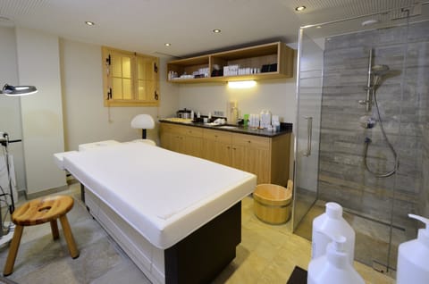 Sauna, hot tub, steam room, body treatments, hot stone massages