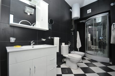 Double Room Single Use | Bathroom | Combined shower/tub, hair dryer, bathrobes, slippers