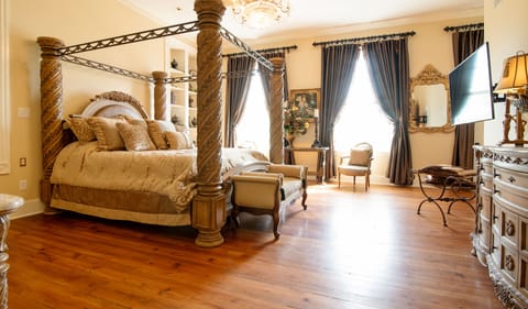 Mansion - Honeymoon Room | Premium bedding, soundproofing, iron/ironing board, free WiFi