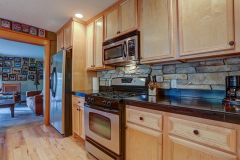 House, 3 Bedrooms | Private kitchen | Fridge, oven, stovetop, coffee/tea maker