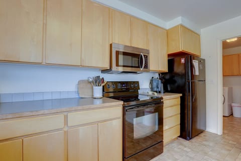 House, 3 Bedrooms | Private kitchen | Fridge, microwave, oven, stovetop