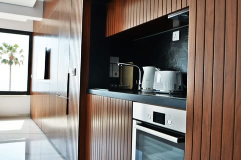 Luxury Apartment, Sea View | Private kitchen