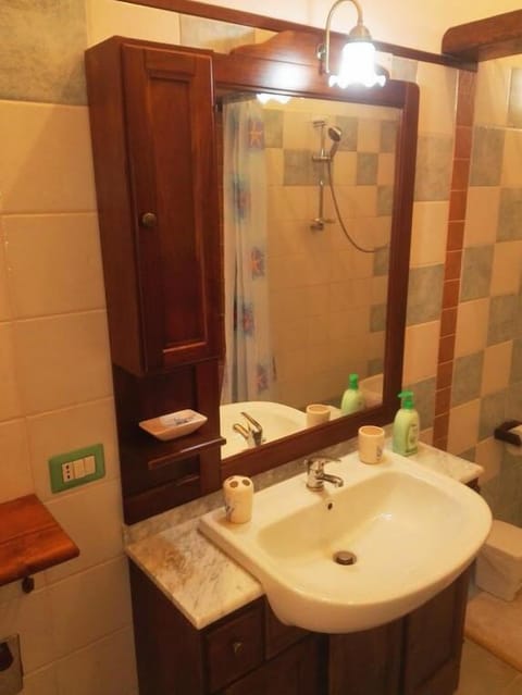 Standard Single Room | Bathroom sink